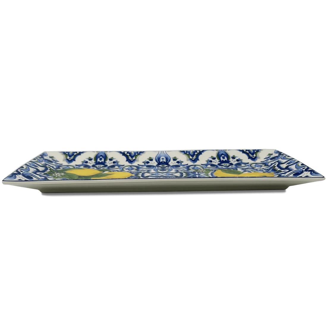 Vassoio da portata rettangolare in ceramica siciliana con bordi finemente decorati. La forma elegante e i colori vivaci lo rendono perfetto come centrotavola o per servire aperitivi con stile.