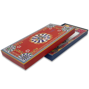 Elegante scatola regalo rossa con texture damascata contenente il vassoio in ceramica. Packaging di lusso ideale per regali di nozze, bomboniere di prestigio o liste nozze.