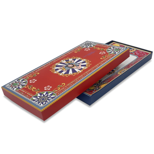 Elegante scatola regalo rossa con texture damascata contenente il vassoio in ceramica. Packaging di lusso ideale per regali di nozze, bomboniere di prestigio o liste nozze.
