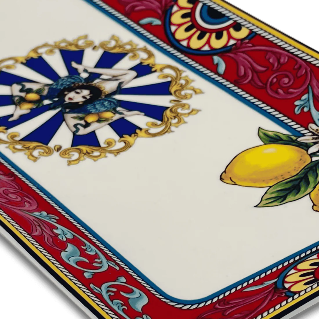 Primo piano della decorazione artigianale sul vassoio Fantasia Siciliana. Il dettaglio evidenzia la brillantezza dello smalto e la precisione dei motivi ornamentali tipici dell'artigianato siciliano.