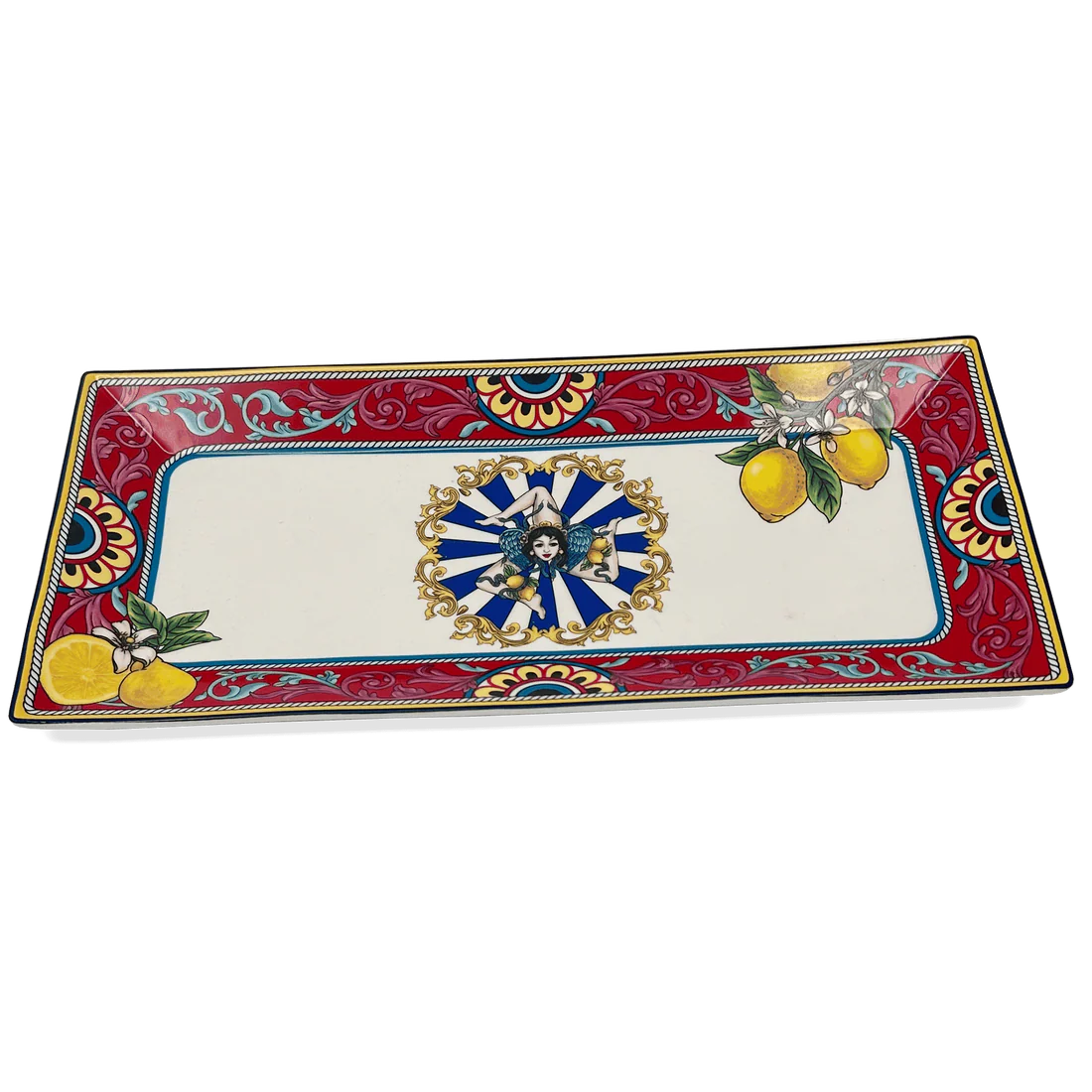 Vista zenitale del vassoio in ceramica siciliana rossa. La decorazione centrale presenta ghirlande di fiori e motivi geometrici simmetrici nei toni del rosso fuoco, giallo e verde smeraldo.