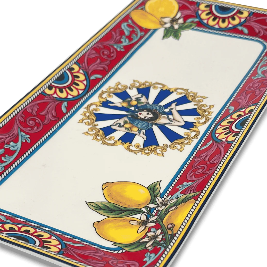 Primo piano della decorazione artigianale sul vassoio Fantasia Siciliana. Il dettaglio evidenzia la brillantezza dello smalto e la precisione dei motivi ornamentali tipici dell'artigianato siciliano.