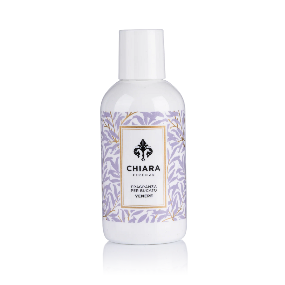Fragranza per bucato in flacone bianco decorato con motivo botanico a rami e foglie lilla, etichetta "Venere" firmata Chiara Firenze. Profumatore per lavatrice elegante con logo a giglio, ideale per profumare i tessuti o come idea regalo raffinata.